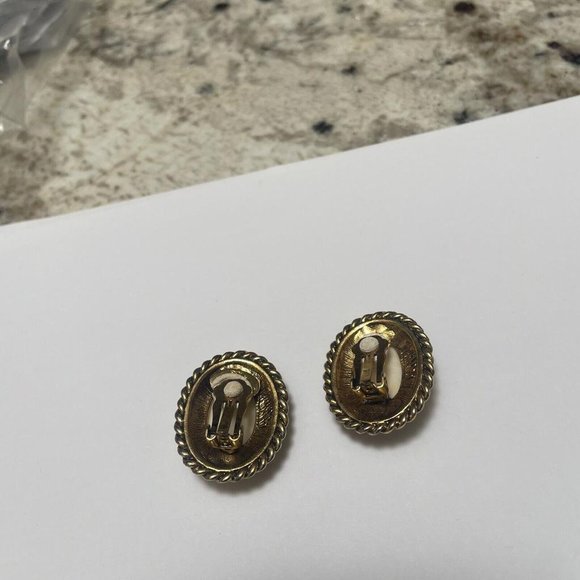 Signed Blair Delmonico Statement Clip On Earrings Gold Tone / Cream Flower - Picture 5 of 8